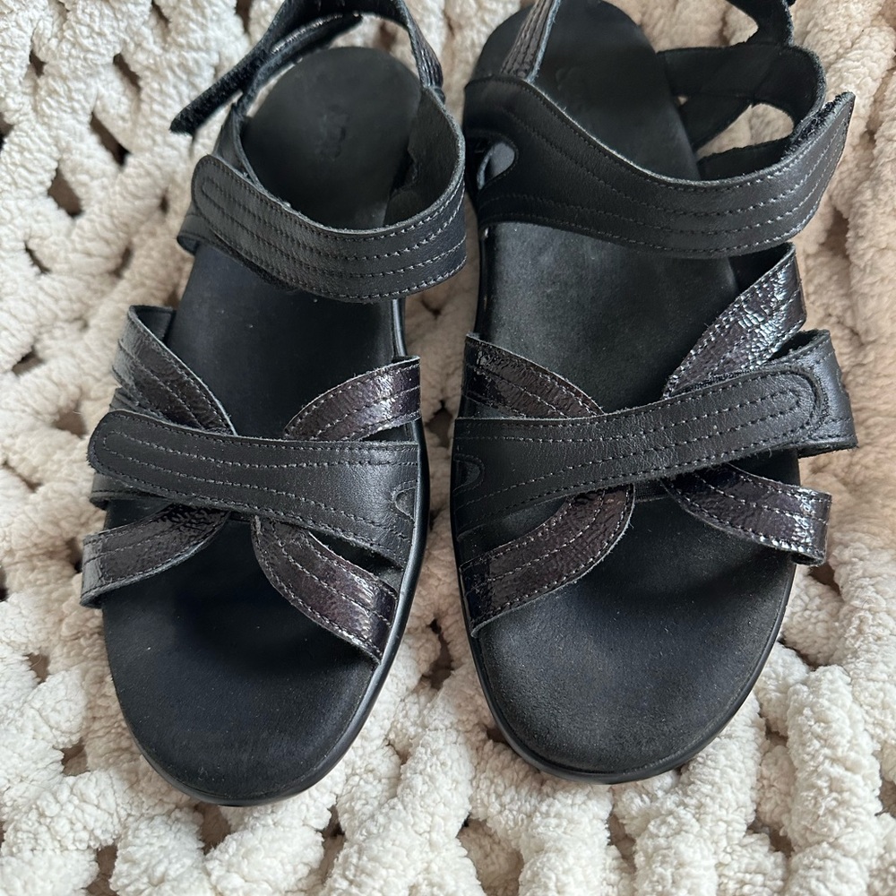 SAS Velcro shoe
